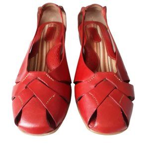 BORN Size 6.5/37 Flats Slip On Criss Cross Patent Leather Comfy Sandals